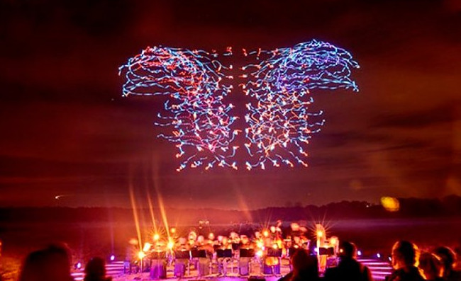 Intel предлагает заменить фейерверки светящимися беспилотниками - «Технологии»