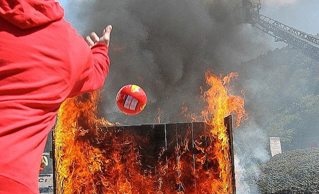 Создан огнетушитель, гасящий пламя методом самоподрыва - «Техника»