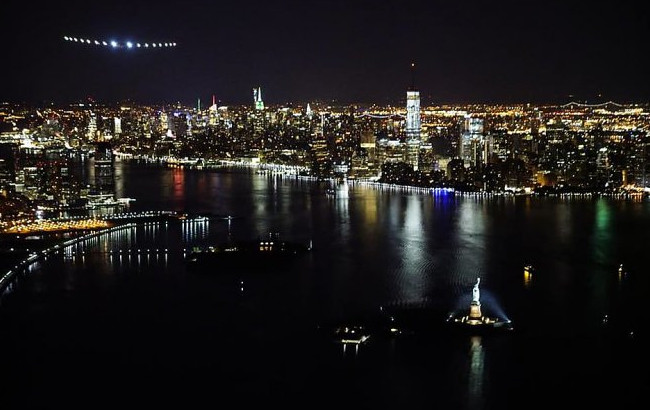 Solar Impulse 2 завершил пересечение Америки пролетом над статуей Свободы - «Техника»
