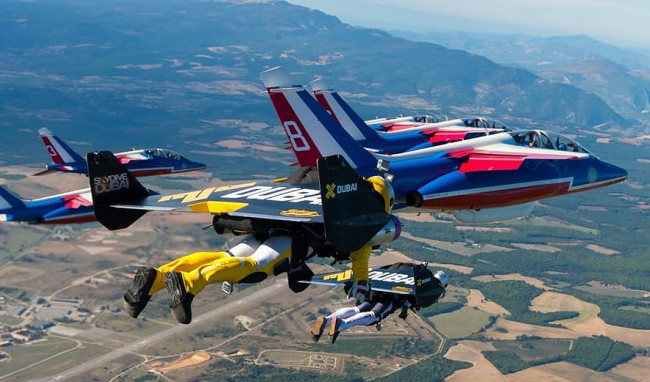 К пилотажной группе французских ВВС присоединились пилоты с реактивными ранцами - «Техника»