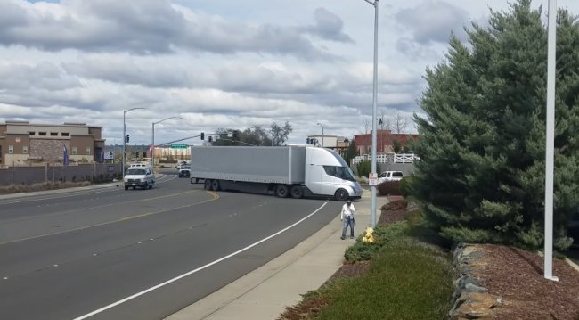 Фуры Tesla Semi произвели первую доставку груза (видео) - «Транспорт»