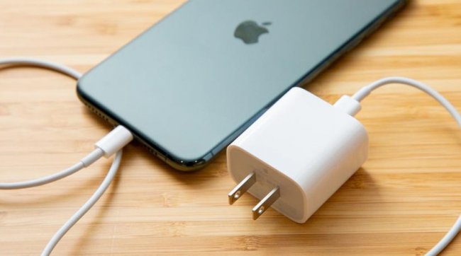 iPhone 11, iPhone XR и iPhone SE (2020), как и iPhone 12, лишились комплектного блока питания и наушников EarPods - «Смартфоны»