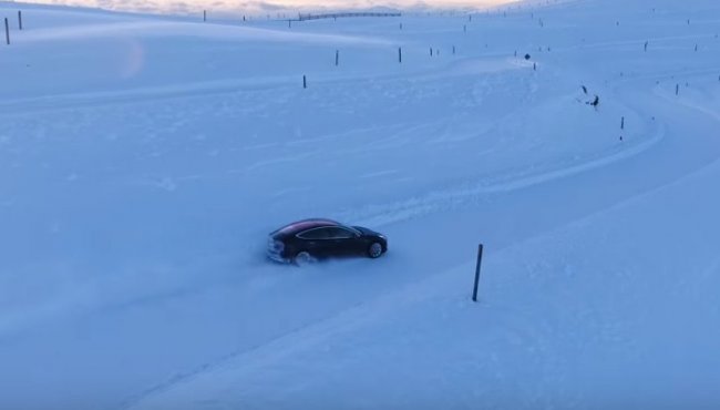 Как ведет себя Model 3 на заснеженной дороге. Видео: Tesla тестит электромобиль - «Транспорт»