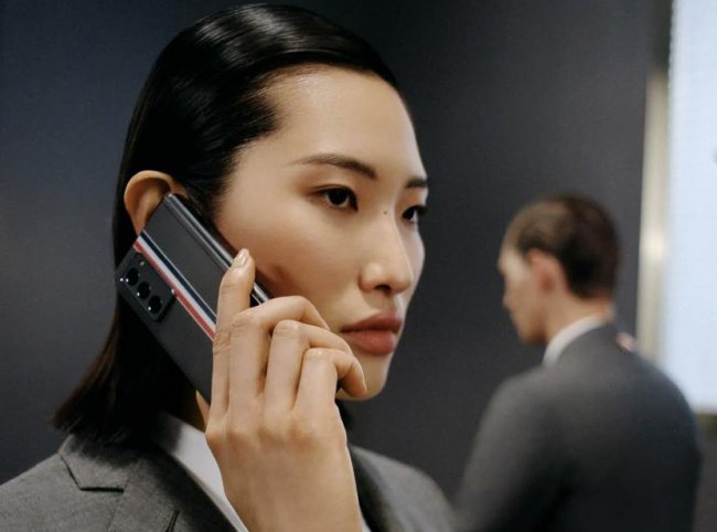 Стильно и дорого: Samsung Galaxy Z Fold 2 Thom Browne Edition на рекламных изображениях - «Смартфоны»