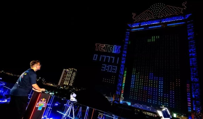 Чемпионат по Тетрису в Дубае прошел на экране из тысяч дронов - «Беспилотники»